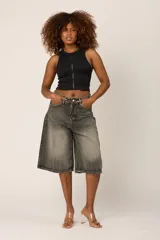 Bermuda de jean rígido color gris oscuro lavado, tiro alto, corte ancho y largo tipo culotte.