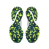 Championes grises con detalles en azul y verde. Capellada de malla transpirable, entresuela con tecnología ENRG-X y suela de goma antideslizante.