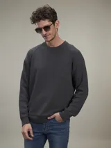 Buzo azul de corte clásico.