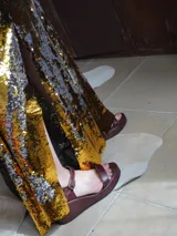 Sandalias de mujer con plataforma, tiras de cuero marrón y hebilla dorada. La plataforma es de color blanco con textura de piel de serpiente.