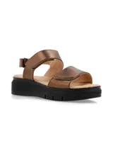 Sandalia de cuero metalizado color bronce, con tiras de ajuste con velcro y suela de PU color negro.