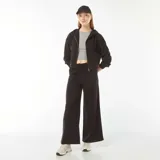 Pantalón de chándal negro de corte ancho con cintura elástica y cordón ajustable.