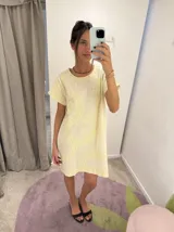 Remerón de lino y algodón color crema con bordado artesanal en hilo amarillo claro, de manga corta y corte recto.