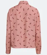 Camisa de viscosa color rosa con estampado de caballos en marrón. Tiene cuello camisero, cierre con botones, mangas largas, un bolsillo frontal y detalle de vivo contrastante.