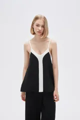 Musculosa de poliéster con breteles finos, diseño color block, corte holgado, escote en V y elástico en el ruedo.