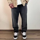 Pantalón de jean gris oscuro, corte mom, de tiro alto y pierna recta.