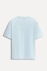 Camiseta negra de algodón con cuello redondo y manga corta. Tiene un bolsillo de parche en el pecho con el logo del 50 aniversario.