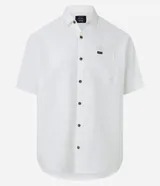 Camisa de hombre de corte relajado, color crudo, con cuello inglés, mangas cortas, abotonado delantero, bolsillo en el pecho y etiqueta de la marca.