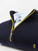 Sweater azul marino de hilo con medio cierre frontal con cremallera y detalles en rojo en cuello y puños.