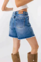 Short de jean azul de tiro alto con ruedo desflecado.