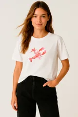 Remera blanca de algodón con estampado de una langosta y una estrella de mar en color coral.