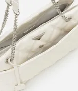 Bolso de hombro mediano color blanco con diseño acolchado en forma de rombos. Tiene asa de cadena plateada, cierre de cremallera y bolsillo frontal con botón a presión.