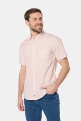 Camisa de hombre color azul marino, de manga corta, con cuello clásico, cierre frontal con botones y bolsillo en el pecho.