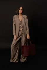 Pantalón de vestir color tostado, de corte amplio con pinzas y botón de ajuste.