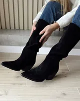 Bota alta de gamuza color marrón, con taco de madera y punta fina.