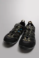 Sandalia técnica negra para hombre, con capellada de tejido técnico con aberturas laterales, puntera y talón reforzados, ajuste con cordones y suela Vibram.