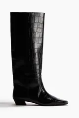 Botas altas de mujer, color negro, con textura de cocodrilo en charol. Presentan puntera cincelada y taco cuadrado forrado.