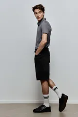 Remera polo gris de piqué liviano de mezcla de algodón, manga corta, cuello clásico y tapeta de botones. Corte ajustado. Confeccionada con tejido funcional COOLMAX®, una fibra exclusiva de poliéster de secado rápido que elimina la humedad y regula la temperatura corporal.
