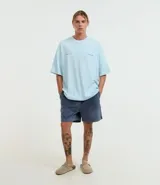 Bermuda masculina azul de terciopelo con cintura elástica, cordón ajustable y bolsillos laterales.