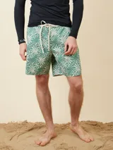 Bermuda de baño con estampado floral en tonos verdes, con cinturilla elástica y cordón ajustable.