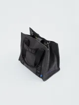 Cartera tipo tote bag color gris oscuro con estampado del logo de la marca en el frente y en las asas.