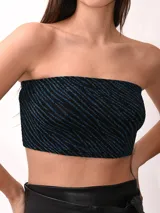 Top bandeau corto de tejido de punto con rayas horizontales en azul y negro.