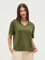 Remera verde militar de corte recto con cuello en V y detalle de tachas plateadas en los hombros.