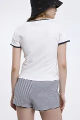 Short a rayas horizontales azules y blancas con ribete negro.