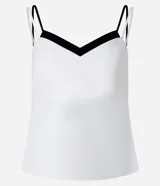 Blusa de breteles finos color blanco con escote en V y superposición contrastante en negro, confeccionada en crepé.