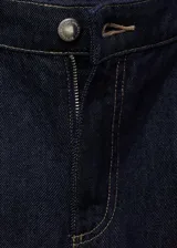 Pantalón de jeans ancho (wideleg) de tiro medio, color azul oscuro, con pinzas delanteras y cuatro bolsillos.