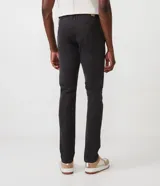 Pantalón masculino de sarga color beige, corte slim, con cierre de botón y cremallera, trabillas en la cintura y bolsillos delanteros y traseros.
