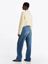 Jean de tejido denim rígido azul, de pierna recta, corte holgado y talle medio.