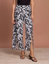 Pantalón largo de lino estampado en blanco y negro, con pretina ancha elastizada tipo smock, pierna ancha y ruedo con tajo.