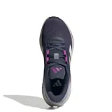 Championes de running Adidas Questar 3 para mujer, color azul marino con detalles en gris claro y cordones y detalles en la suela en color fucsia/violeta. Presentan las tres franjas características de Adidas en los laterales.