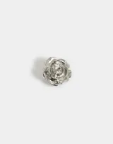 Pin dorado con forma de rosa.