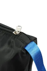 Bolso tipo tote negro con base rígida, doble asa corta azul y cierre superior con cremallera.