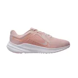 Championes de running Nike Quest 5 de mujer, color rosa con detalles en blanco.