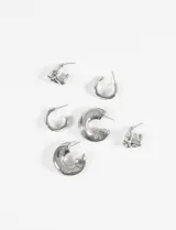 Set de aros dorados con diferentes diseños irregulares.