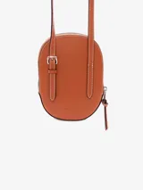 Bandolera negra con forma de gorra de béisbol, cierre con cremallera y correa fina. Presenta costuras en contraste de color blanco y herrajes plateados.