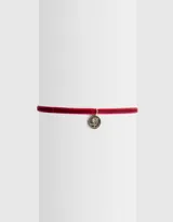 Gargantilla choker de terciopelo color borgoña con dije de moneda dorada con diseño de rosa en relieve.