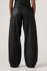 Pantalón de jean negro de tiro alto, corte súper ancho tipo barrel y efecto brillante.