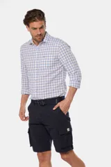 Bermuda cargo gris con cinturón, confeccionada en tejido de algodón con elasticidad, con bolsillos laterales y detalles en bolsillos traseros con solapa.