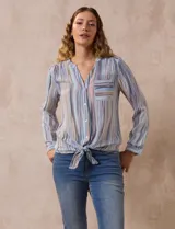 Blusa estampada con cuello a la base, escote en V y botones. Delantera con bolsillo aplicado. Largo de manga regulable con presilla y botón. Terminación anudada opcional.