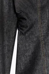 Camisa de denim color gris oscuro, de corte entallado, con cuello solapa, manga larga, dos bolsillos frontales y cierre frontal con botones.