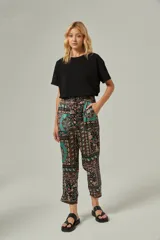 Pantalón cropped de viscosa con estampado multicolor y cintura alta con elástico.