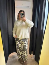 Pantalón largo de tiro bajo con estampado de manchas de vaca en tonos blanco y gris.