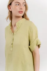 Blusa color verde agua de lino, con cuello mao y escote en V abotonado.
