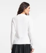 Suéter blanco de punto con textura mousse, cuello redondo y mangas largas.