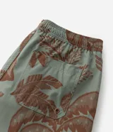 Bermuda de baño para hombre, color verde salvia con estampado de palmeras y vegetación en tono marrón. Posee cintura elástica con cordón de ajuste marrón y calzoncillo interior de malla.