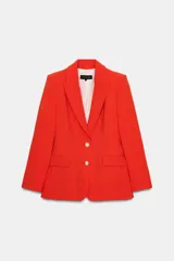 Blazer color rojo con cuello solapa, manga larga con hombreras, bolsillos delanteros con solapa y cierre frontal con botones dorados.